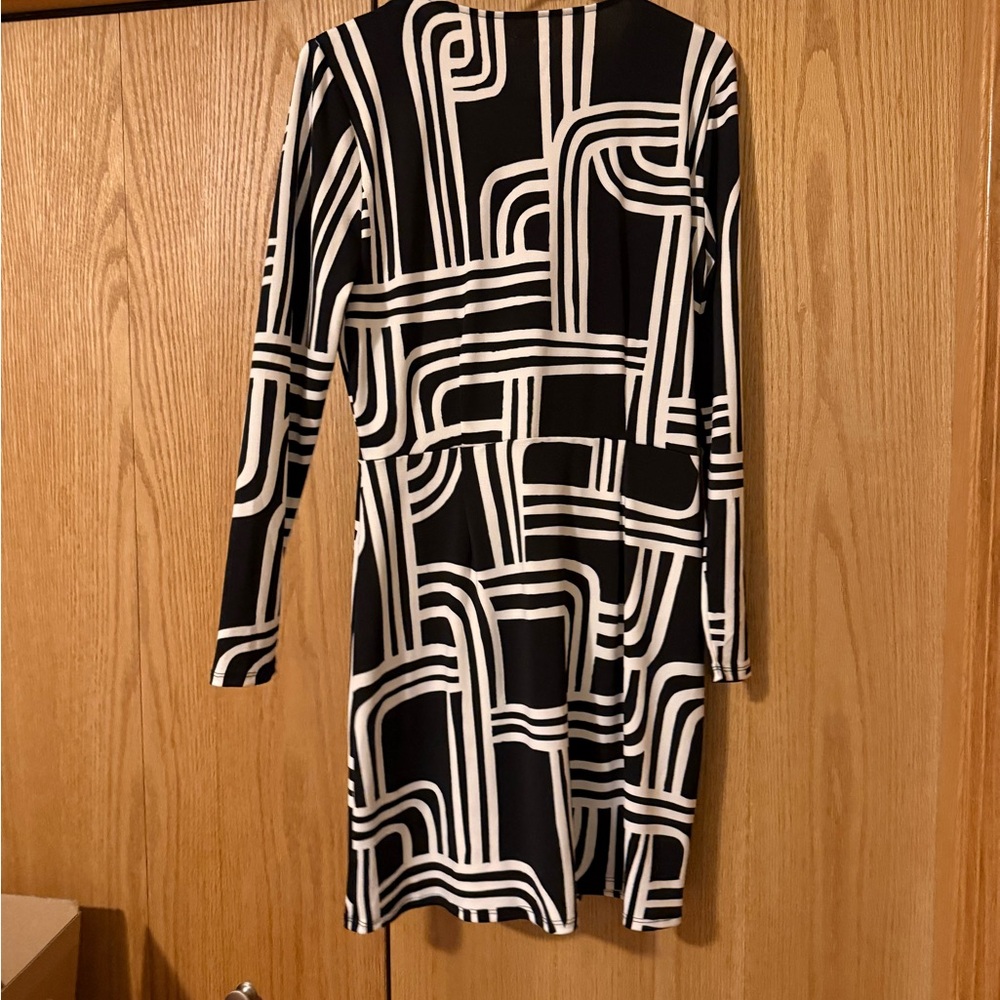Nine West Black and White‎ Geometric Long-Sleeve Wrap Dress - Picture 4 of 5